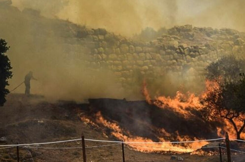 Un incendio amenaza el sitio arqueológico griego de Micenas