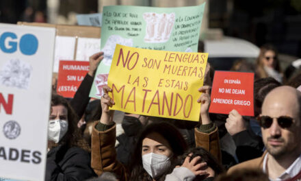 «No son lenguas muertas, las estáis matando»: profesores de Cultura Clásica se concentran para pedir su obligatoriedad