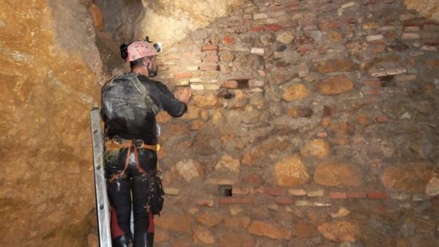 Descubren en Carmona un aljibe romano de dos mil años de antigüedad en el interior de un pozo