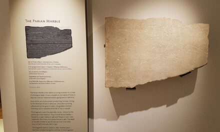 La Crónica de Paros, una inscripción del siglo III a.C. que relata todos los acontecimientos importantes desde la fundación de Atenas, el diluvio y la guerra de Troya