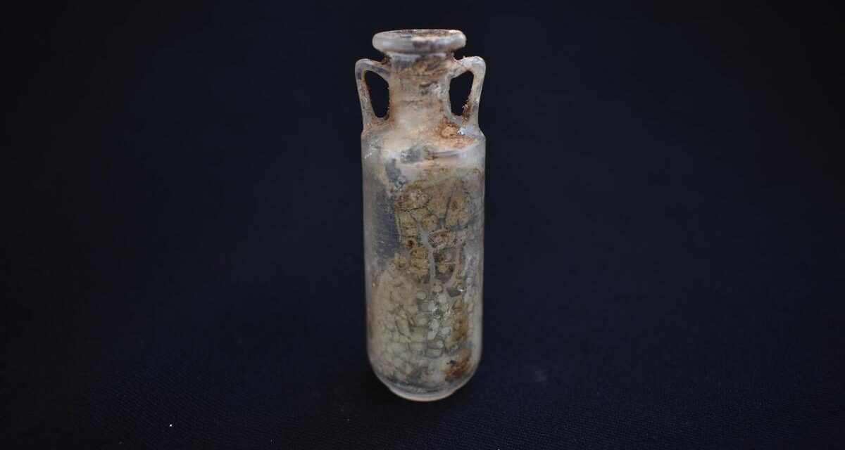 Recuperan un perfume romano de un frasco sellado hace 2.000 años