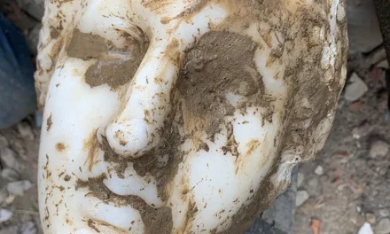 Descubren una cabeza de mármol en obras del centro histórico de Roma