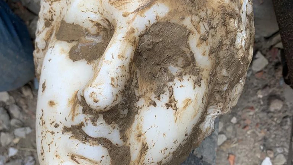 Descubren una cabeza de mármol en obras del centro histórico de Roma