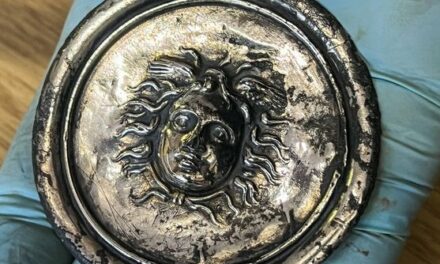 Hallado un medallón con la cara de Medusa de casi 1.800 años de antigüedad
