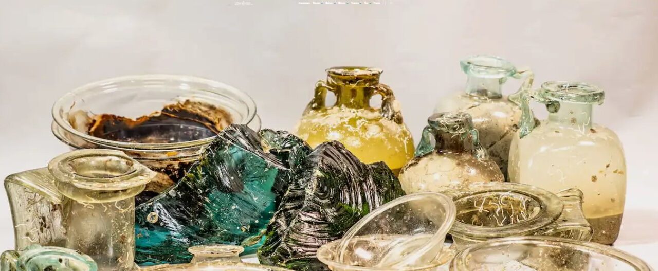 Recuperan miles de objetos de vidrio de un barco romano de finales del siglo I d.C. hundido cerca de Córcega