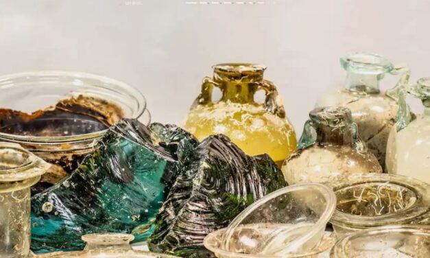 Recuperan miles de objetos de vidrio de un barco romano de finales del siglo I d.C. hundido cerca de Córcega