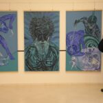 Doce artistas pintan personajes de la mitología griega en azul