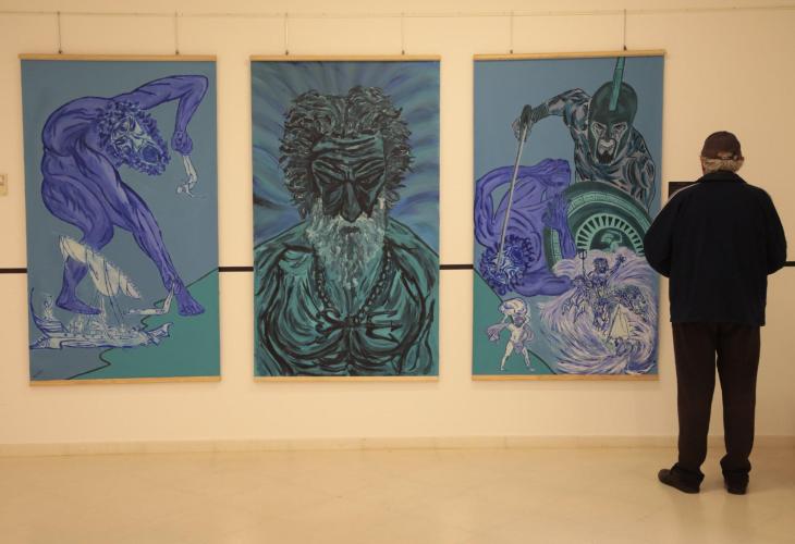 Doce artistas pintan personajes de la mitología griega en azul