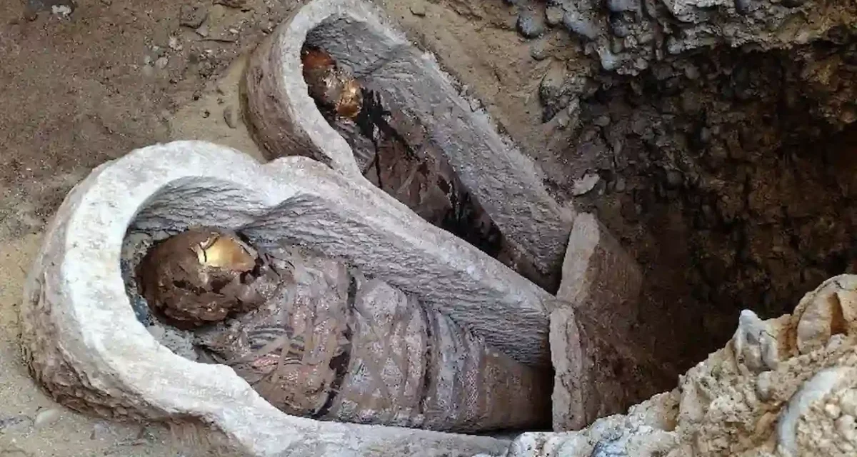 Descubren en Oxirrinco momias enterradas con lenguas de oro y un extraño papiro con el “Catálogo de las Naves” de la Ilíada
