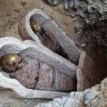 Descubren en Oxirrinco momias enterradas con lenguas de oro y un extraño papiro con el “Catálogo de las Naves” de la Ilíada