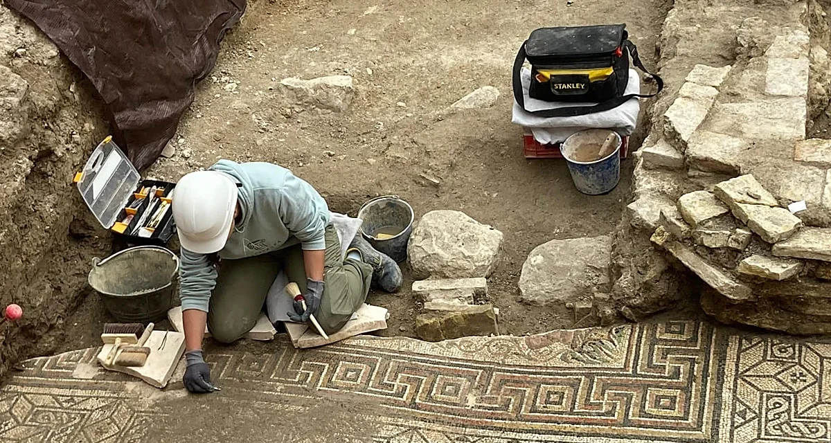Descubren un nuevo mosaico romano en las obras del Ayuntamiento de Écija