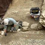 Descubren un nuevo mosaico romano en las obras del Ayuntamiento de Écija